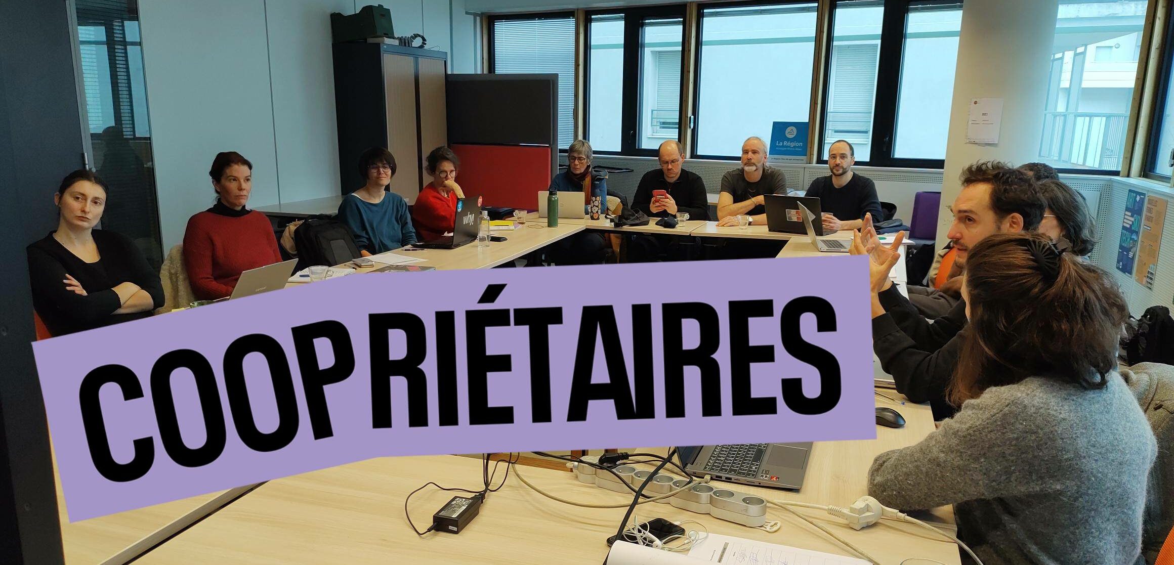 Membres de l'assemblée générale constitutive autour d'une table dans les locaux de Les SCOP